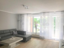 Wohnzimmer mit großer Fensterf