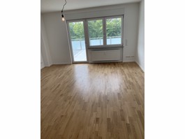 Wohnzimmer mit Balkon 