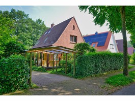 Blick von der Straße, Carport