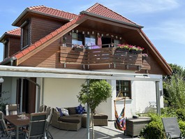 Blick auf Terrasse und Balkon