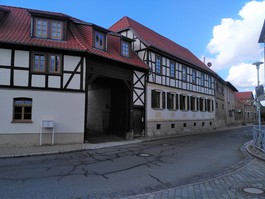 Haupthaus mit Tor