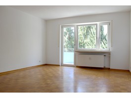 Wohnzimmer mit großem Balkon