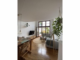 Wohnzimmer mit Fensterfront