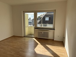 Zimmer mit Blick zum Balkon