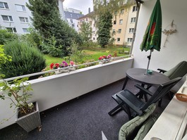 Balkon mit Blick in den Garten