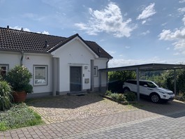 Strassenansicht mit Carport