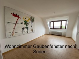 Wohnzimmer mit Fenster nach S