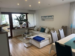 Wohn- und Esszimmer mit Balkon