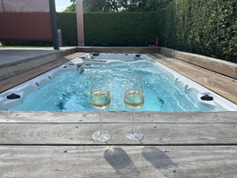 Pool mit Schiebeverdeck