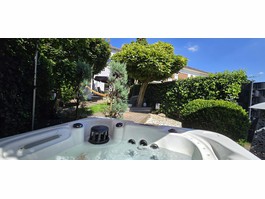 Whirpool mit Blick in Garten