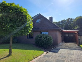 Vorderansicht Haus und Carport