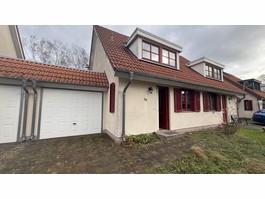 Hausansicht mit Garage 