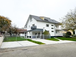 Hausansicht Pergola u. Garten