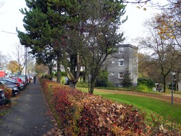 Blick von der Straße aufs Haus