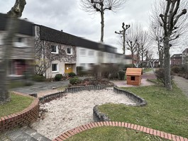 haus von vorne mit Spielplatz