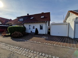 Frontansicht mit Garage