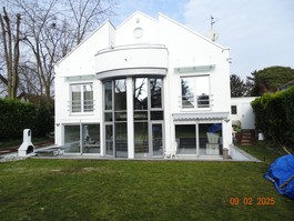 Gartenansicht der Villa